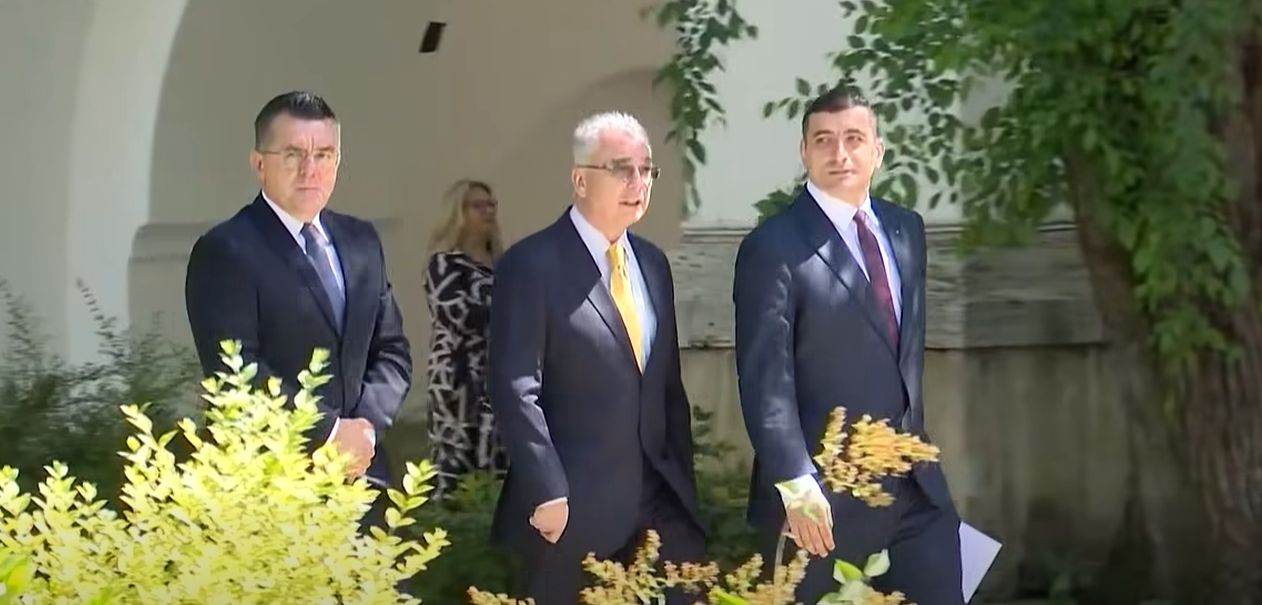 AUR propune interzicerea externalizării documentelor strategice ale ministerelor